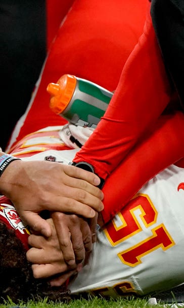 AP source: Mahomes expected to miss 4-6 weeks with knee injury